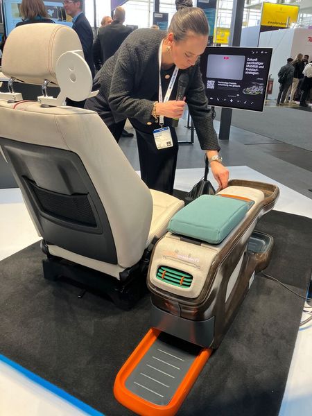 Das Fraunhofer-Institut für Arbeitswirtschaft und Organisation IAO stellt mit „Cyclometric“ eine Software-Plattform und Methoden für die nachhaltige und kreislauforientierte Entwicklung von Produkten vor. Diese ermöglichen es, bereits in der ersten Konzeptphase eines Produkts oder Bauteils dessen Kreislauffähigkeit zu bewerten und zu optimieren. Zusammen mit dem Automobilhersteller Lotus, einer Designagentur und einem Engineering-Dienstleister zeigte das Insitut exemplarisch die Mittelkonsole eines Autos. Diese Mittelkonsole kombiniert innovative Materialien wie biobasierte Faserverbundstoffe oder Apfelleder mit modularen Designs, die eine einfache Reparatur und Wiederverwendung ermöglichen. Außerdem entwickelten die Forschenden ein begleitendes Servicekonzept, das nicht nur den Austausch einzelner Komponenten erleichtert, sondern auch die Langlebigkeit des Produkts erhöht. (Bild: VCG/Juliana Pfeiffer)