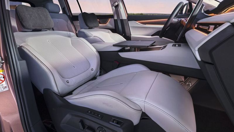 Auf der Strecke lässt es sich im Peaq auch mal richtig bequem ausruhen. (Bild: Skoda)