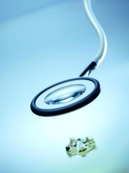 Die RING LED mit Eschenbach Kunststofflinse  ... ermöglicht eine verzerrungsfreie Darstellung des Prüfguts bei 2,3-facher Vergrößerung. Die Hartbeschichtung bietet Schutz vor mechanischen Belastungen, selbst vor spitzen Gegenständen. (Archiv: Vogel Business Media)