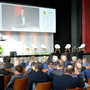 VDA-Präsidentin Hildegard Müller war dem IfA-Branchengipfel online zugeschaltet: „Wir müssen runter mit den Steuern, Abgaben, Umlagen – wir brauchen echte Entlastung und nicht jeden Tag neue Vorschläge.“(Bild:  Rehberg / VCG)