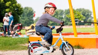 Im Test von Kinder-Fahrradhelmen vergab der ADAC maximal die Note „gut“. (Bild: pdf/Abus)