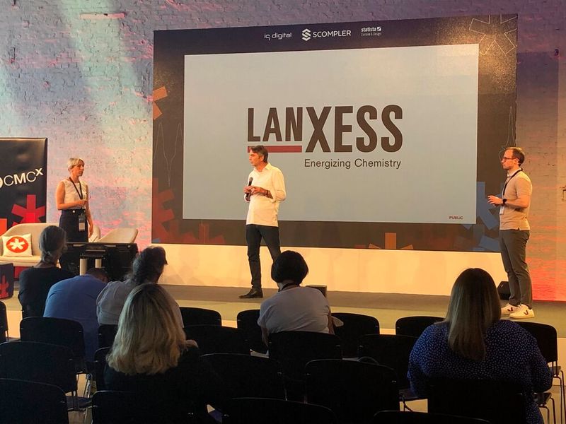 Juliane Oehlert (Head of Market & Brand Communications) und Alexander Honeck (Head of Digital Marketing) von LANXESS zeigten in ihrem Vortrag, wie sie die eigenen Mitarbeiter zu Unternehmensbotschaftern auf LinkedIn machen konnten. (Bild: marconomy)