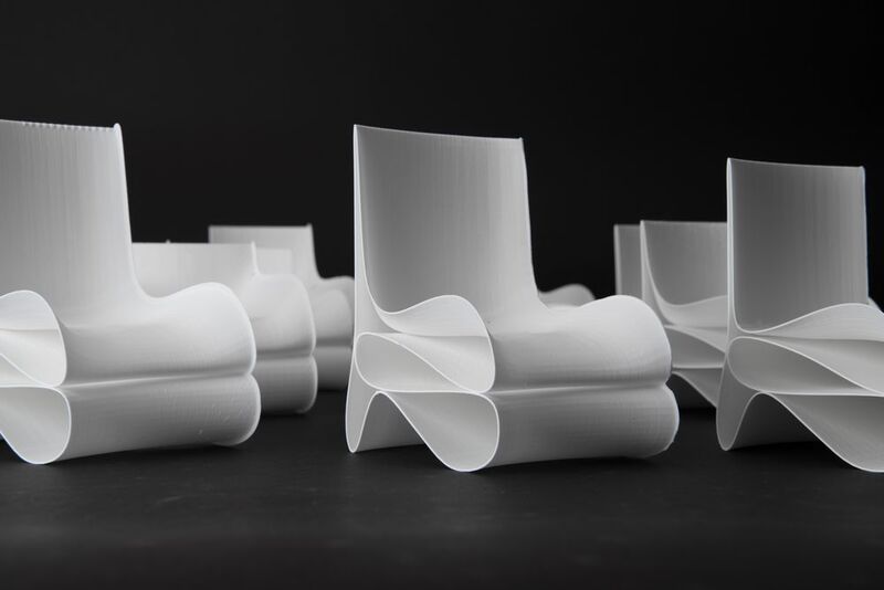 So stylisch könnten die Design-Sessel aus Plastikflaschen sein, die der Roboterarm 3D druckt.  (Moritz Wesseler)