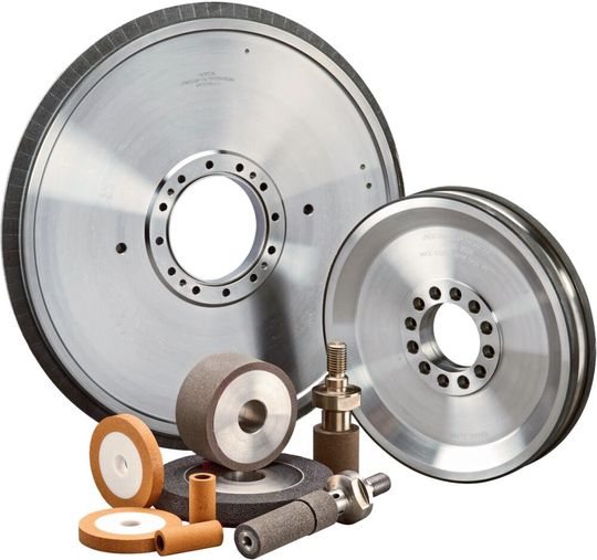 Auswahl aus dem Sortiment der Vitron7-Schleifscheibenvarianten, die Norton Winter anbieten kann. Bis zu 30 % produktiver kann man beim Außen- und Innenrundschleifen damit werden, wie Saint-Gobain Abrasives betont.(Bild:  Saint-Gobain)