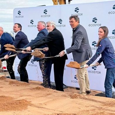 Beim Spatenstich (von links nach rechts): Bernd Schneider, Bereichsleiter Anschlusserrichtung 50Hertz Transmission GmbH, Georg Gallmetzer, Geschäftsführer Eco Stor, René Zok, Bürgermeister Staßfurt, Prof. Dr. Armin Willingmann, Minister für Wissenschaft, Energie, Klimaschutz und Umwelt des Landes Sachsen-Anhalt, Urban Windelen, Bundesgeschäftsführer Bundesverband Energiespeicher Systeme e.V., und Jehan Long, Projektmanagerin bei Eco Stor. (Bild: Eco Stor)