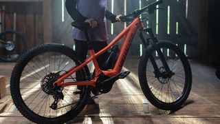 Edel, aber mit 4.000 Euro ziemlich teuer: das „Hardtail-E-MTB Specialized Turbo Levo SL Kids“. (Bild: Specialized)