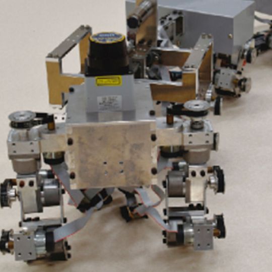 Der tausendfüßlerähnliche Myriapod-Roboter: seine Bewegung kann zwischen geradem und gekrümmtem Gang umgeschaltet werden. Der tausendfüßlerähnliche Myriapod-Roboter: seine Bewegung kann zwischen geradem und gekrümmtem Gang umgeschaltet werden.
