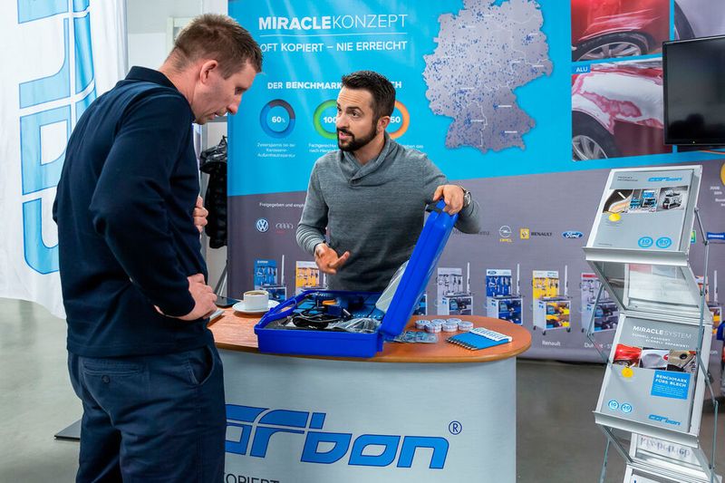 Reparieren statt Austauschen: Die Produkte des Veranstaltungssponsors Carbon stoßen immer wieder auf großes Interesse.  (Stefan Bausewein)
