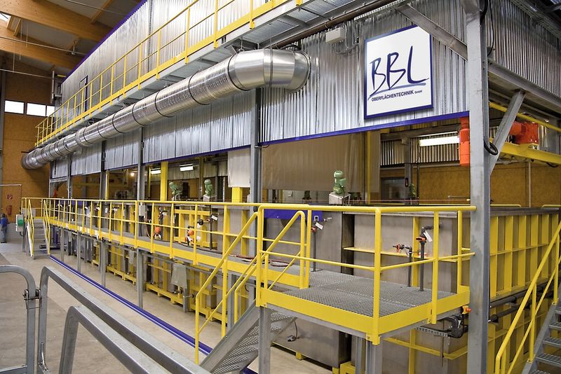 In Kombination mit der Pulverlackbeschichtung wurde die Aquence-Technik erstmals in Deutschland beim Lohnbeschichter BBL Oberflächentechnik installiert. In den Tauchbecken der Anlage lassen sich komplette Baugruppen beschichten. (Bild: Henkel)