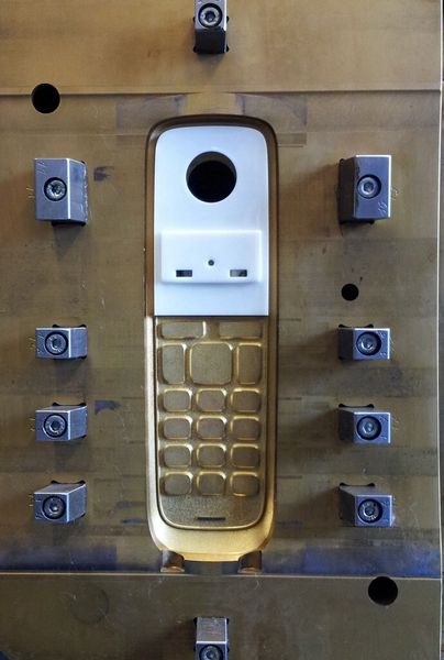 In diesem Werkzeug für ein Mobiltelefon ist ein Keramikeinsatz nötig: Bei der Herstellung neuer Produkte sind die Anforderungen an das Bauteil entscheidend für die Auswahl der Werkstoffe. (Bild: WZR ceramics solutions)