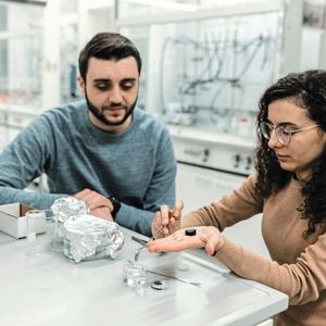 Im Labor werden neue Materialien entwickelt und charakterisiert(Bild:  Sven Cichowicz)