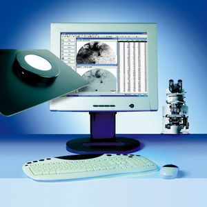 Abb.2: Die einzelnen Komponenten des analysis FilterInspectors sind Mikroskop, Digitalkamera, Motortisch mit Controller und Filterinspektionssoftware.