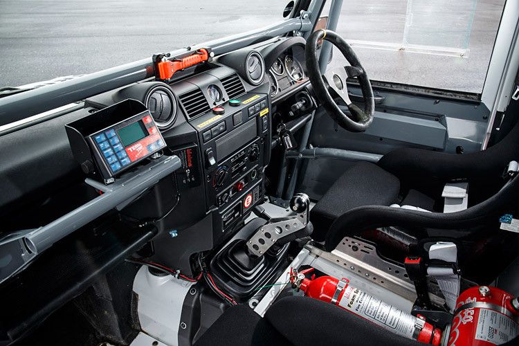 ... Rennsitze, Sechs-Punkt-Gurte, ein kleineres Dreispeichen-Lenkrad mit Alcantara-Bezug und  Plexiglas-Schiebefenster statt vorderer Seitenscheiben. (Foto: Land Rover)