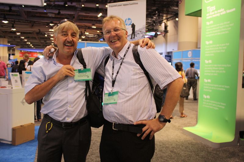 Klaus-Dieter Joos und Andreas Ritter, beide von EADS, haben ihren Spaß auf der Reseller-Willkommens-Party. (Archiv: Vogel Business Media)