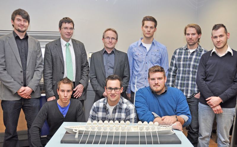 Prof. Christoph Schäfer und Michael Hoffmann (Zweiter und Dritter von links) mit Studierenden der Universität und der Hochschule Trier und dem in einem 3D-Drucker erstellten Modell des Römerschiff. (Bild: Hochschule Trier)