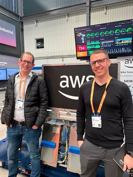 David Schwendemann und Robert Belle halten am AWS-Stand die Stellung. (Bild: Vogel IT-Medien)