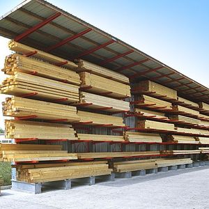 Kragarmregale eignen sich besonders gut, um sperrige und lange Holzwaren zu lagern. Für den Außenbereich empfiehlt sich eine Wetterschutzvorhang, um das Holz beispielsweise vor UV-Strahlung zu schützen. (Bild:  Elvedi)