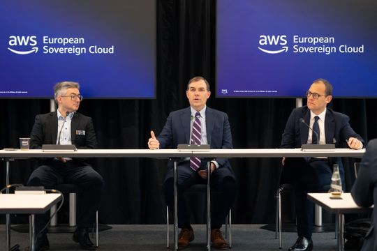 Das Management von Amazon Web Services präsentiert die AWS European Sovereign Cloud in Potsdam: Mustafa Isik, Chief Technologist Sovereignty, Matt Garman, CEO und  Stephane Israel, Managing Director.(Bild:  Amazon Web Services)