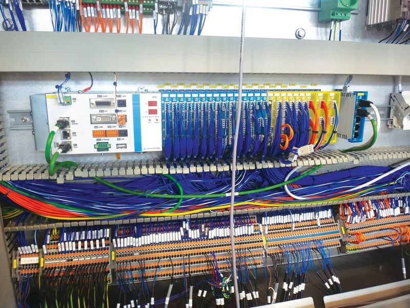 Automatisiert mit Sigmatek; viele schlanke S-Dias Standard- und Safety-Module (gelb)  (Sigmatek)