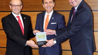 Auf der Motek in Stuttgart gaben Baumer, Hengstler und Kübler eine gemeinsame offene Motor-Feedback-Schnittstelle bekannt: v.l. Jochen Feiler, Gebhard F. Kübler und Karsten Just präsentierten SCS Open Link der Öffentlichkeit. (Kübler)