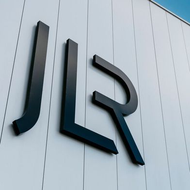 Der britische Hersteller Jaguar Land Rover (JLR) ist auch mehrere Wochen nach einer Cyberattacke noch immer nicht voll arbeitsfähig. (Bild: Jaguar Land Rover)
