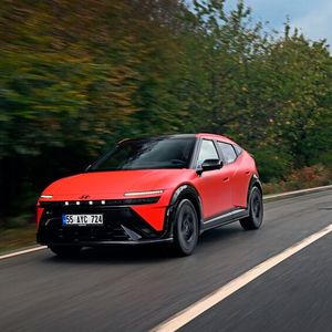 Zur Wahl stehen zwei Batterien: 42 kWh (108 kW/147 PS, bis zu 344 Kilometer Reichweite) und 61 kWh (99 kW/135 PS, bis zu 497 Kilometer). (Bild:  Hyundai)