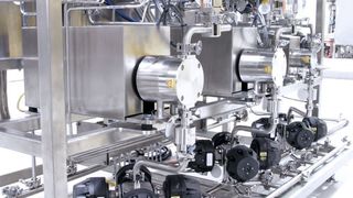 Die Prozesschromatographie erfordert eine Pumpentechnik, die einen pulsations- und scherarmen Betrieb bietet, selbst wenn variable Durchflussraten und Pumpdrücke auftreten. (Quattroflow)