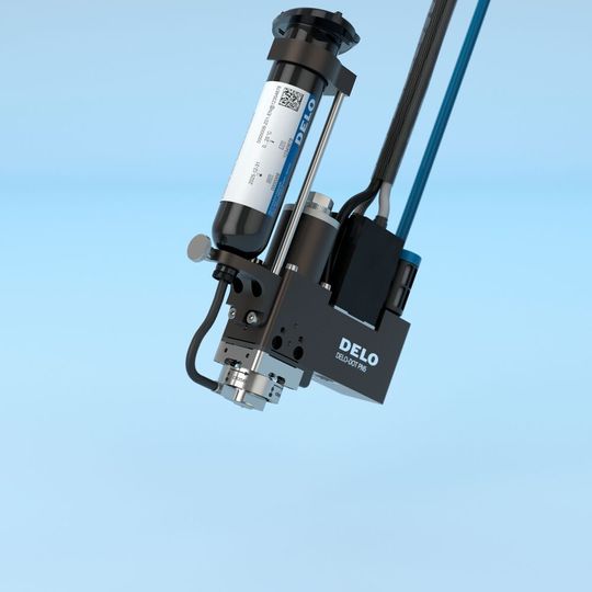 Das Mikrodosierventil Delo-Dot PN5 bietet eine Dauer-Dosierfrequenz von bis zu 300 Hz sowie einen werkzeuglosen Düsenwechsel per Bajonettverschluss. (Bild:  Delo)