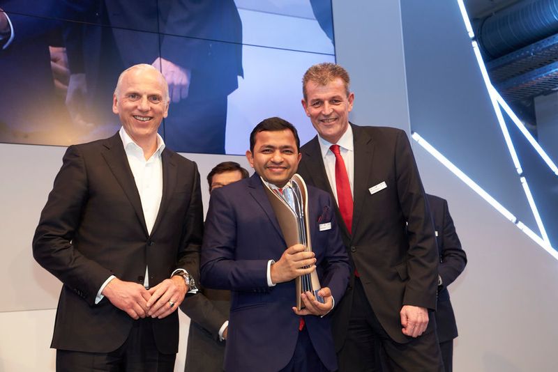 Zusammen mit Markus Schramm, Leiter Konzernplanung und Produktstrategie (re.), verlieh Nota den Preis in der Kategorie „Bester Händler in Nachhaltigkeit“ an Bavaria Motors, Indien.  (BMW)