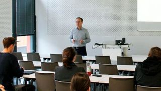 Dr. Markus Röhrig stellte Beispiele aus der Praxis vor, wie die Gestaltung von Arbeitsplätzen zum Erfolg eines Unternehmens beitragen kann. (Bild: Hochschule Landshut)