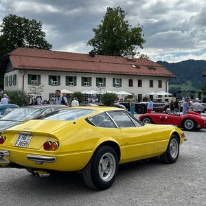 Im Vordergrund ein Ferrari 365 GTB/4 „Daytona“. Der Spitzname geht auf den Dreifachsieg dieser Baureihe beim 24-Stunden-Rennen von Daytona 1967 zurück. (Bild: Peter Diehl)