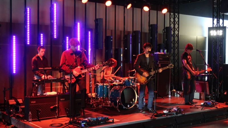 Auch mit Musik: Dafür sorgte die irische Band „Inhalers“. (Bild: Grimm/»kfz-betrieb«)