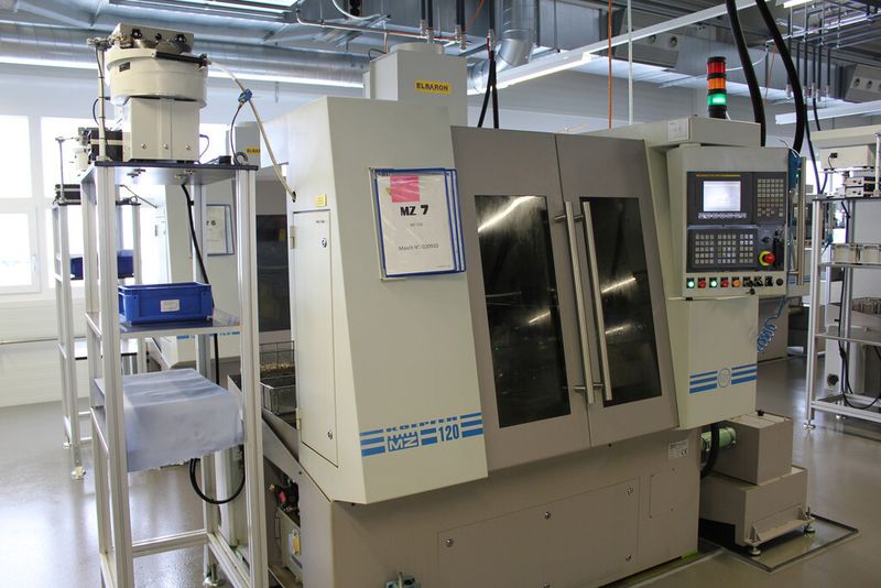 Wesentlicher Bestandteil der Produktion sind die von einer Fanuc-CNC gesteuerten Verzahnmaschinen MZ120 und MZ130. Sie sind mit Schnellladern ausgestattet und soweit automatisiert, dass sie auch mannlos betrieben werden können. (Fanuc)