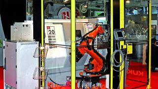Bild 1: Über die Schnittstelle Robot Ready wird der Kuka-Roboter in die Drehmaschine integriert. (Archiv: Vogel Business Media)