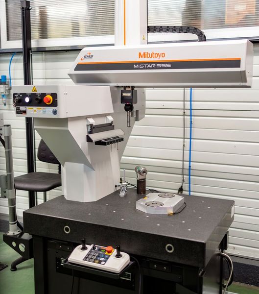 Die neue 3D-Messmaschine „MiSTAR 555“ von Mitutoyo ist bei Méca-Précis in einer robotergesteuerten Messzelle installiert. Ihre Genauigkeit sei über einen weiten Temperaturbereich gewährleistet, was an ihrem effizient arbeitenden Absolut-Encoder liege. (Bild: Mitutoyo)