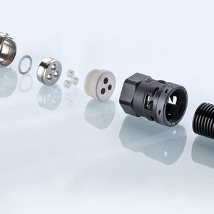 Über das Protect-Fitting mit integrierter EMV-Kabelverschraubung lassen sich mehrere Kabel (im Bild 3 Stück) durch die EMV-Mehrfach-Scheibe mit innenliegenden TRI-Kontaktfedern kontaktieren und EMV-gerecht durch das Wellrohr führen. (Bild:  Pflitsch)