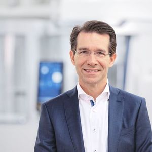 Dr. Christoph Müller-Mederer, CEO of  Walter Maschinenbau, main sponsor of the  event, sees “Grinder of the Year” as the  ideal platform for the promotion of modern  grinding technology.  (Source:  Walter Maschinenbau)