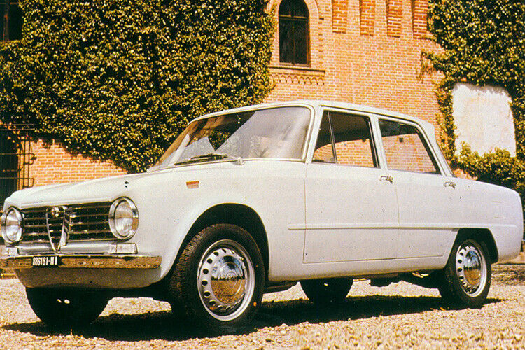 Charisma gewann die Giulia aber auch durch reinrassige Sportwagentechnik und moderne Aluminiummotoren, die schon zur Modelleinführung eindrucksvolle 68 kW/92 PS Leistung freisetzten. (Foto: Alfa Romeo)