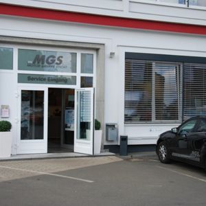 Etwas unscheinbar: der Eingang zur zentralen Serviceannahme der Motor Gruppe Sticht.
