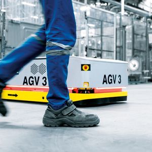 Durch seine 360-Grad-Sicherheitsüberwachung erkennt das fahrerlose
Transportfahrzeug KMP 1500 Mitarbeiter oder andere Hindernisse und reagiert sofort.