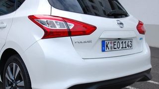 Das knackige Heck versöhnt mit der eher biederen Front. (Foto: Holz)