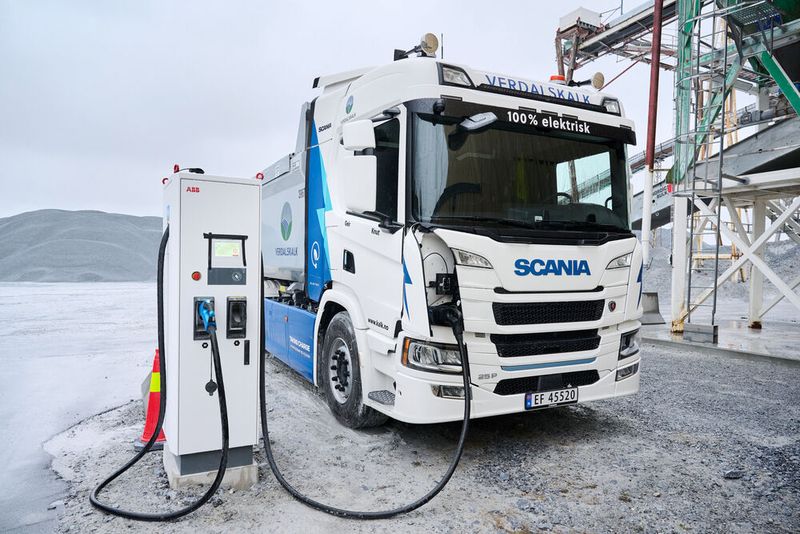 Schwere Nutzfahrzeuge, die emissionsfrei angetrieben sind, sollen laut eines Vorschlags der EU-Kommission künftig ein höheres zulässiges Gesamtgewicht haben dürfen. Schwere Nutzfahrzeuge, die emissionsfrei angetrieben sind, sollen laut eines Vorschlags der EU-Kommission künftig ein höheres zulässiges Gesamtgewicht haben dürfen.