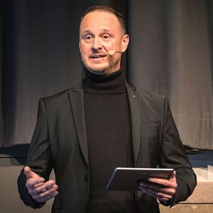 Moderator Tobi Grimm begrüßte die Händler, Dienstleister und Finalisten des Wettbewerbs um die besten Gebrauchtwagenhändler Deutschlands.(Bild:  Stefan Bausewein)