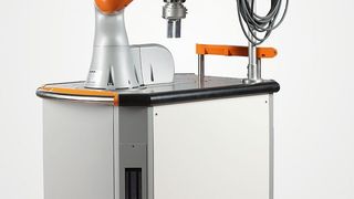 In der Fabrik der Zukunft müssen Mensch und Maschine sicher und aufeinander abgestimmt zusammenarbeiten. Für diese kollaborativen Tätigkeiten hat Kuka Systems entsprechende Applikationen bei innovationsorientierten Kunden schon im Produktionseinsatz. Der Anlagenbauer weist damit den Weg zu Industrie 4.0. (Bild: Kuka)