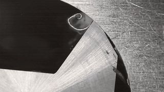 Bei der Titanzerspanung werden die höchsten Temperaturen nahe der Schnittkante und im Span erreicht. Dies zeigt sich durch eine helle Wolke, die sich um den Span bildet. (Bild: Blaser Swisslube)