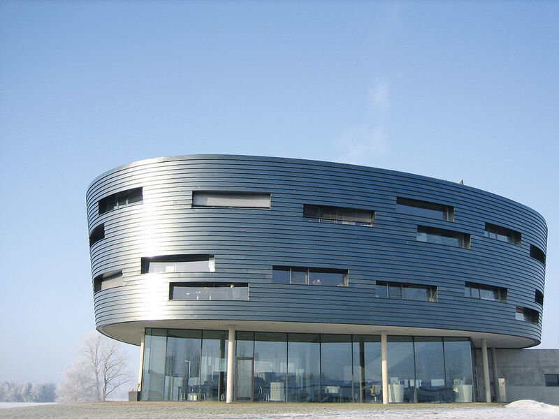 Das Cancom-Gebäude in Jettingen-Scheppach ähnelt einem Ufo. (Archiv: Vogel Business Media)