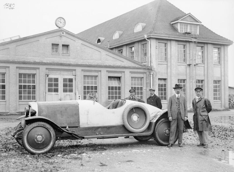Karl Maybach (Zweiter von rechts) neben einem Maybach W 3 vor der Produktionshalle der Maybach-Motorenbau GmbH Mitte der 1920er-Jahre. (Mercedes-Benz AG)