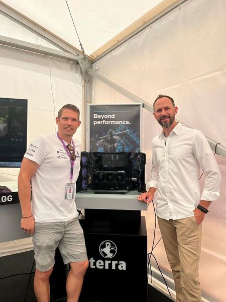 Christian Wiechert (WORTMANN) mit Tobias Grimm (Intel). (Bild: Vogel IT-Medien)