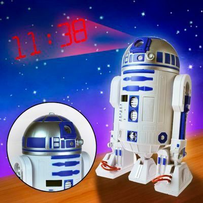 Bei www.monsterzeug.de gibt es den digitalen Star Wars R2-D2 Wecker mit Zeit-Projektion für 34,95 Euro. (www.monsterzeug.de)