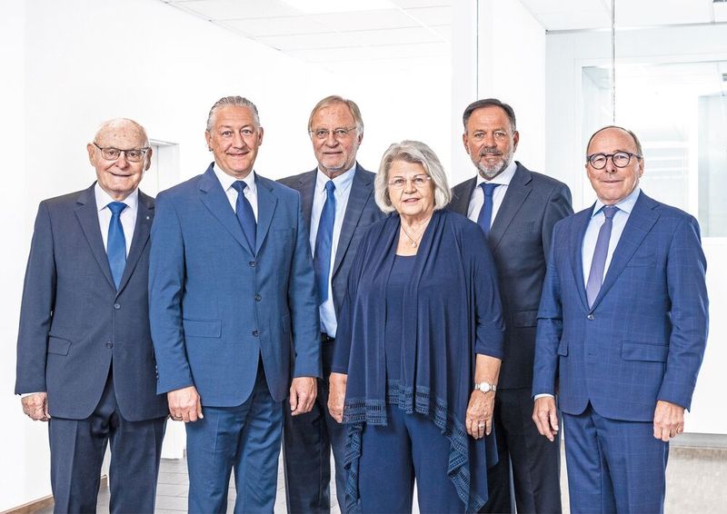 Die Wirthwein SE erweiterte zum 1. September den Aufsichtsrat um Peter Zürn und Thomas Klofac. Zürn gilt nach über 42 Jahren bei der Würth Group als Vertriebsstratege. Klofac ist ein Kenner der pharmazeutischen Primärpackmittelindustrie und Medizintechnik und hat mehr als 35 Jahre Erfahrung im internationalen Umfeld. Der Aufsichtsrat der Wirthwein SE von links: Edmund Brenner (stellv. Vorsitzender des Aufsichtsrats), Marcus Wirthwein (Vorsitzender des Aufsichtsrats), Winfried Seitz (Mitglied des Aufsichtsrats), Ingrid Wirthwein (Mitglied des Aufsichtsrats), Thomas Klofac (Mitglied des Aufsichtsrats) und Peter Zürn (Mitglied des Aufsichtsrats).   (Bild: Wirthwein SE)